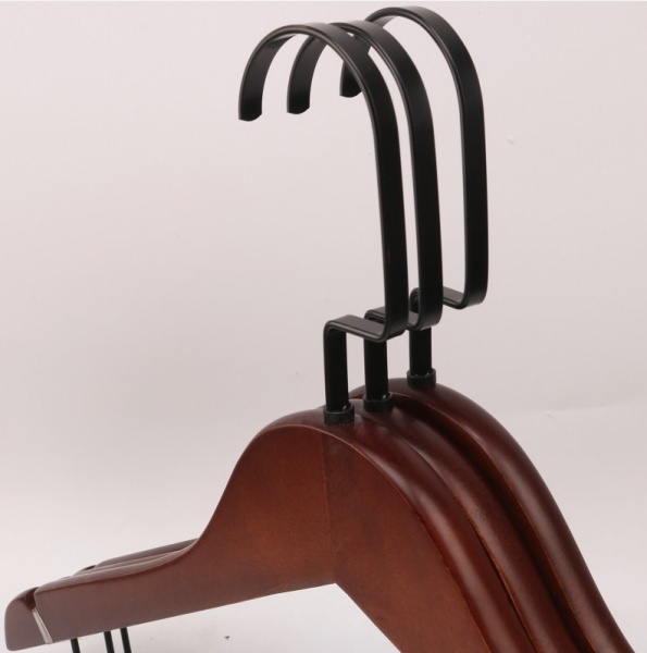 veshalka-derevyannaya-s-zazhimami-440mm-cvet-temnoe-derevo-a66_02