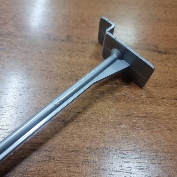 kryuchok_dlya_ekonompanelej_plastikovyj_cvet_metallik_200mm_03