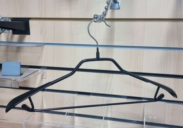 veshalka-plechiki-dlya-odezhdy-prorezinennaya-s-perekladinoj-metallicheskaya-chernaya-WL142-02