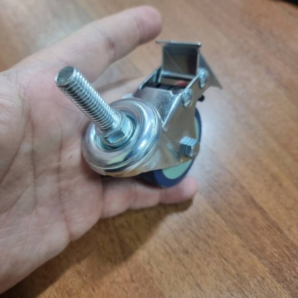 koleso-povorotnoe-s-boltom-m10-d-50mm-seraya-rezina-s-tormozom_02