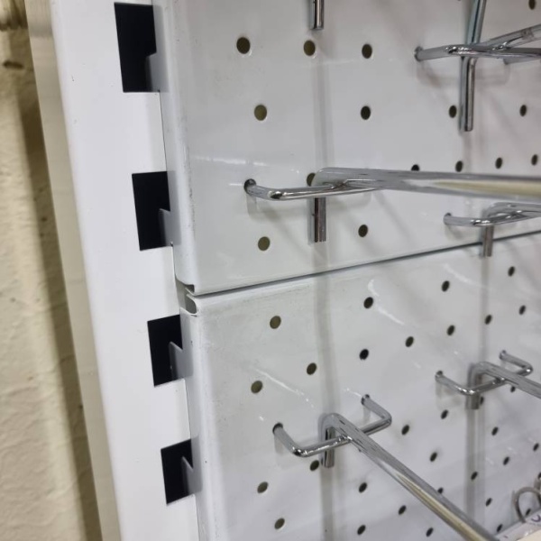 Стеллаж_узкий_перфорированный_01