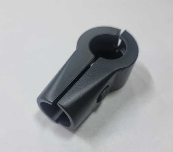 Krepezh_odnoplechij_usilennyj_chernyj_k_trube_02