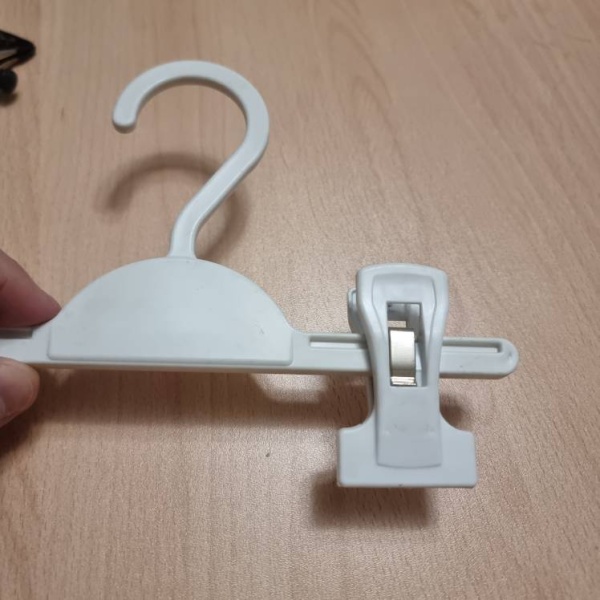 veshalka-dlya-bryuk-s-zazhimami-plastik-dlina-210mm-uv07210_01