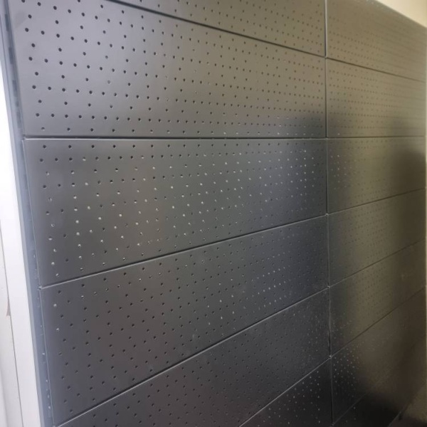 perforaciya-nastennaya-metallicheskaya-2000h600mm-cvet-chernyj_02