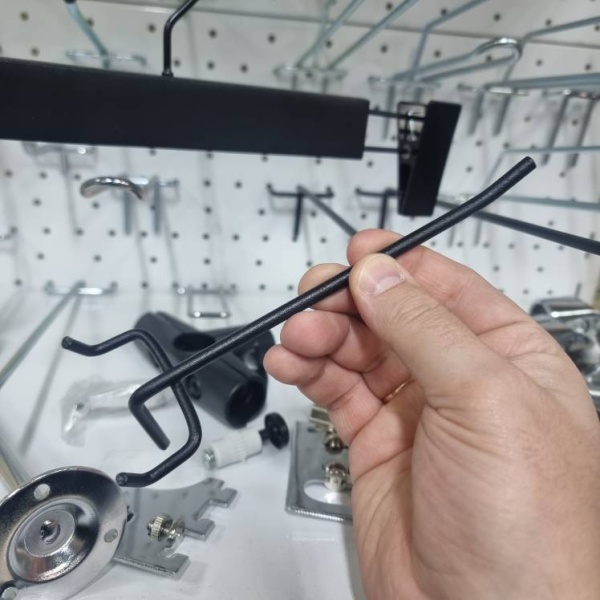 kryuchok-odinarnyj-dlya-perforacii-d-5mm-dlina-150mm-cvet-chernyj-shag-50mm_02