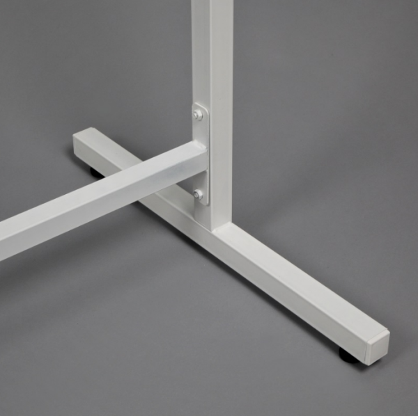 veshalo_odnoyarusnoe_dlya_odezhdy_beloe_01