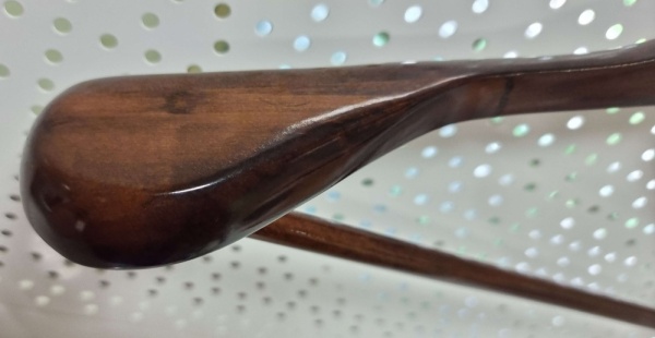 veshalka-iz-dereva-dlya-odezhdy-dlina-450mm-cvet-orekh-kryuchok-zoloto-02