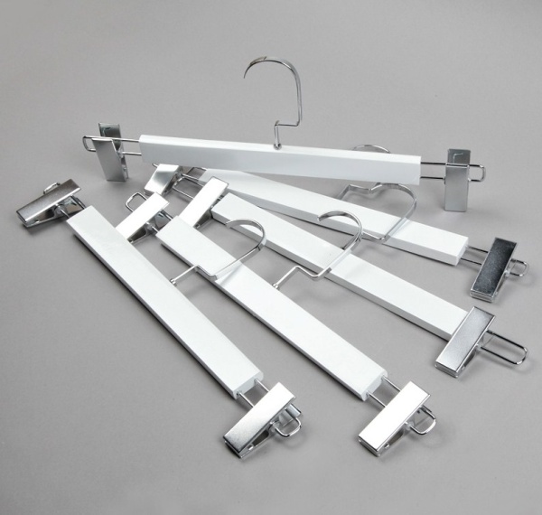 veshalka-derevyannaya-s-zazhimami-dlya-bryuk-belaya-hrom-370mm-av370_02