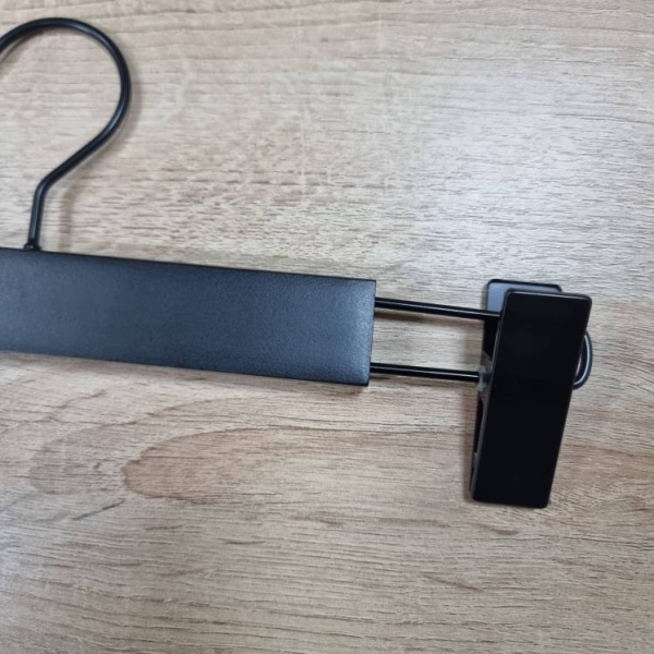 вешалка-из-дерева-для-одежды-брючные-с-прищепками-320мм-цвет-черный-крючок-черный_01