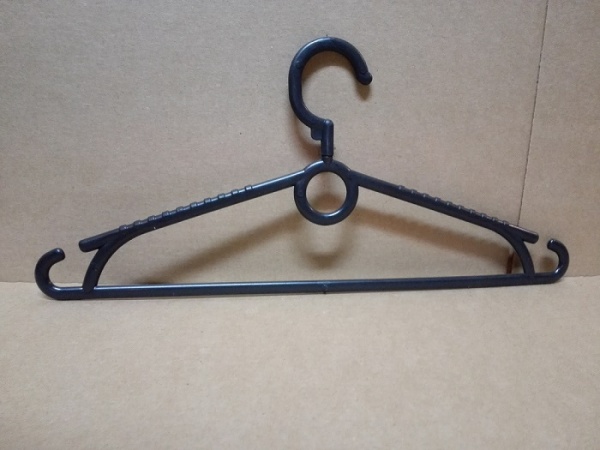 veshalka-plastikovaya-dlya-odezhdy-400mm-cvet-chernyj-krutyashchijsya-kryuchok_02