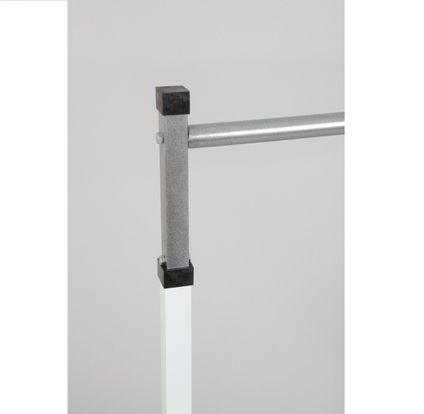 veshalo_napol'noe_odnoyarusnoe_dlya_odezhdy_04