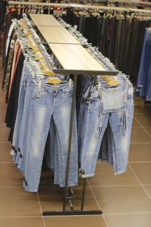 вешало черное с полкой