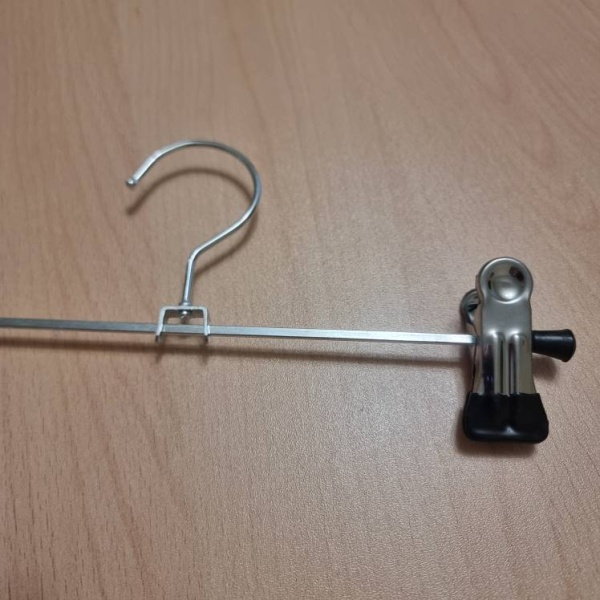 veshalka-dlya-odezhdy-s-zazhimami-220mm-zazhimy-chernye-8868_01