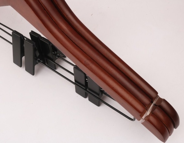 veshalka-derevyannaya-s-zazhimami-440mm-cvet-temnoe-derevo-a66_03