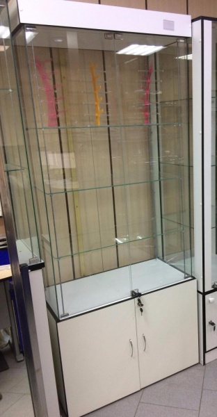 vitrina-osteklennaya