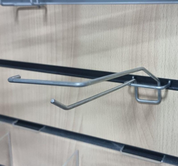 kryuchok-dlya-ekonompaneli-s-cennikoderzhatelem-150mm-cink-02