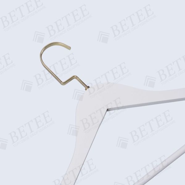 plechiki-dlya-odezhdy-iz-dereva-s-perekladinoj-450mm-cvet-veshalki-belyj-cvet-kryuchka-zoloto_01