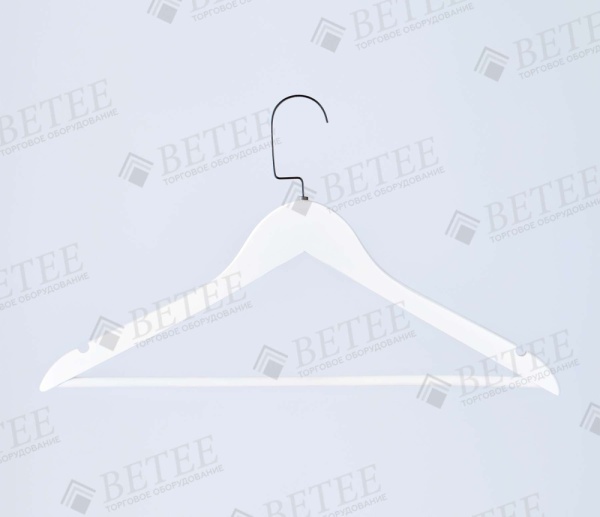 plechiki-dlya-odezhdy-iz-dereva-s-perekladinoj-450mm-cvet-veshalki-belyj-cvet-kryuchka-chernyj_01