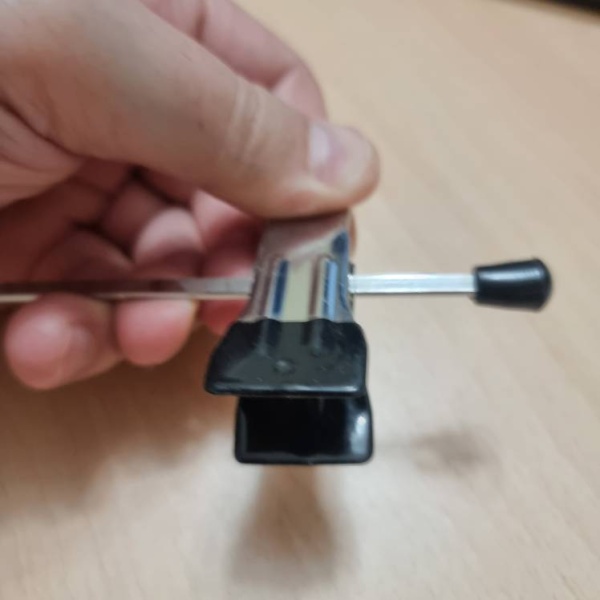 veshalka-dlya-odezhdy-s-zazhimami-400mm-a019_01