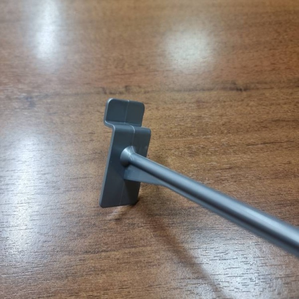 kryuchok_dlya_ekonompanelej_plastikovyj_cvet_metallik_200mm_02