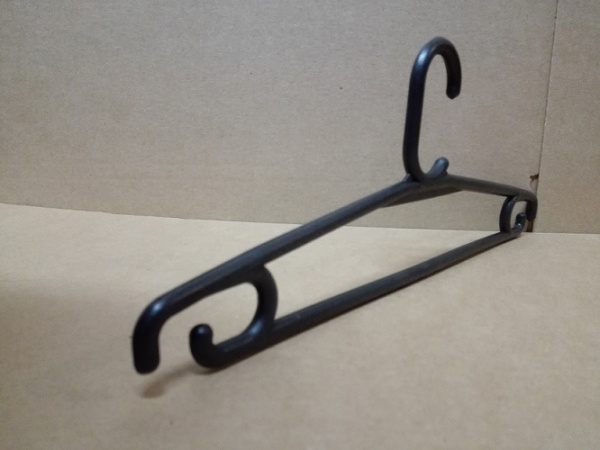 veshalka-podrostkovaya-dlya-odezhdy-330mm-plastikovaya-chernaya_02