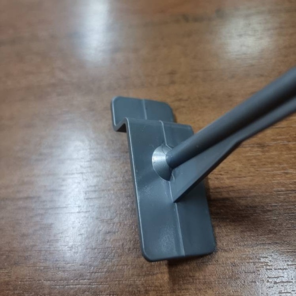 kryuchok_dlya_ekonompanelej_plastikovyj_cvet_metallik_200mm_01