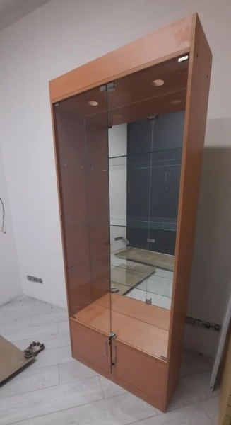 vitrina-s-zamkami-s-zerkalnoj-zadnej-stenkoj-200h85h30sm-cvet-buk-s6zbuk_03
