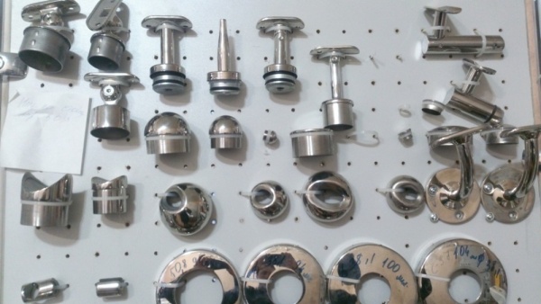 kreplenie-poruchnya-k-stojke-SE207-02