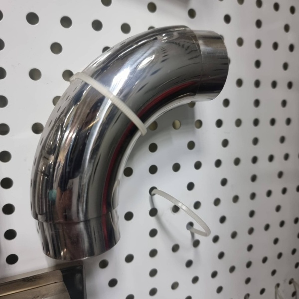 otvod-nerzhavejka-90-gradusov-vstavkami-38mm-SE421-02