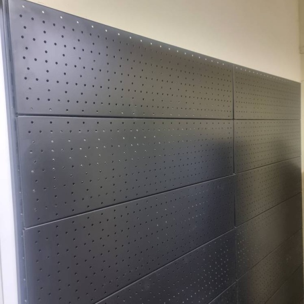 perforaciya-nastennaya-metallicheskaya-2000h1200mm-cvet-chernyj_03