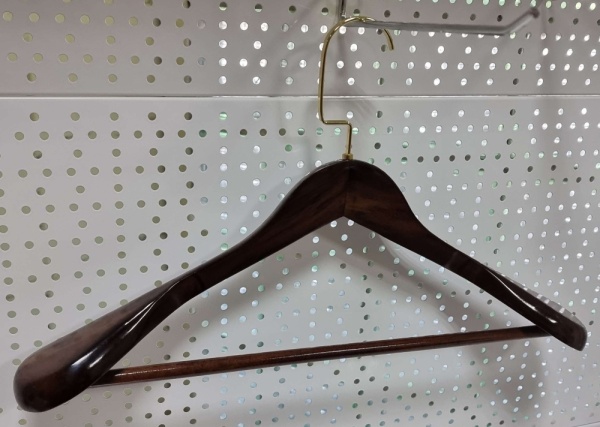 veshalka-iz-dereva-dlya-odezhdy-dlina-450mm-cvet-orekh-kryuchok-zoloto-03