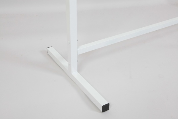 veshalo_napol'noe_odnoyarusnoe_dlya_odezhdy_02