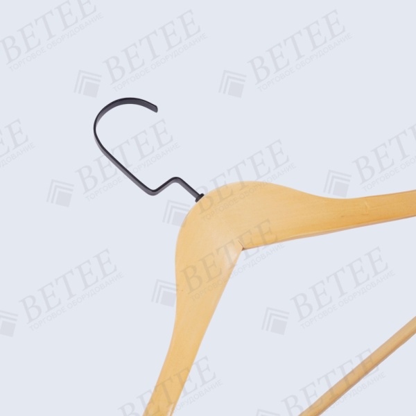 derevyannaya-veshalka-plechiki-obemnaya-dlina-440mm-svetloe-derevo-kryuchok-ploskij-chernyj-C305D-02