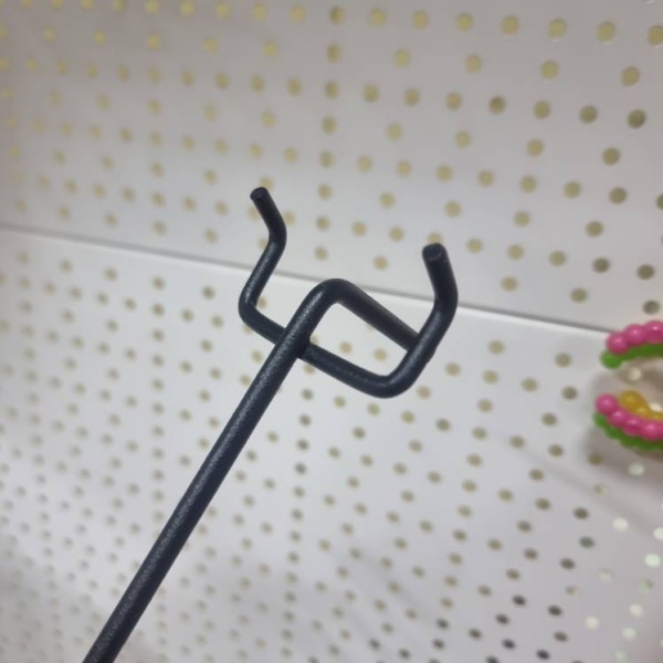 kryuchok-odinarnyj-dlya-perforacii-d-5mm-dlina-200mm-cvet-chernyj-shag-50mm_03