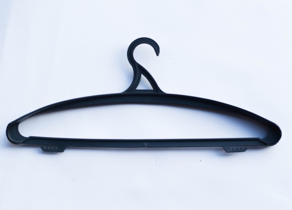 Veshalka_dlya_odezhdy_plastmassovaya_zima_cvet_chernyj_02