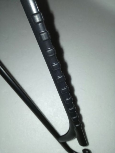 veshalka-plastikovaya-dlya-odezhdy-400mm-cvet-chernyj-krutyashchijsya-kryuchok_01