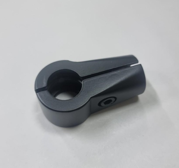 Krepezh_odnoplechij_usilennyj_chernyj_k_trube