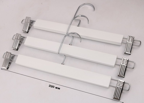 veshalka-derevyannaya-s-zazhimami-dlya-bryuk-belaya-hrom-320mm-av320_02