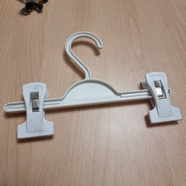 veshalka-dlya-bryuk-s-zazhimami-plastik-dlina-210mm-uv07210_02