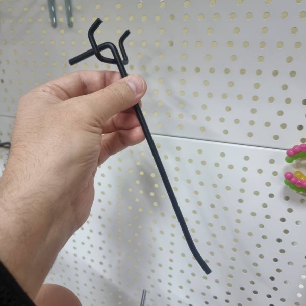 kryuchok-odinarnyj-dlya-perforacii-d-5mm-dlina-200mm-cvet-chernyj-shag-50mm_02