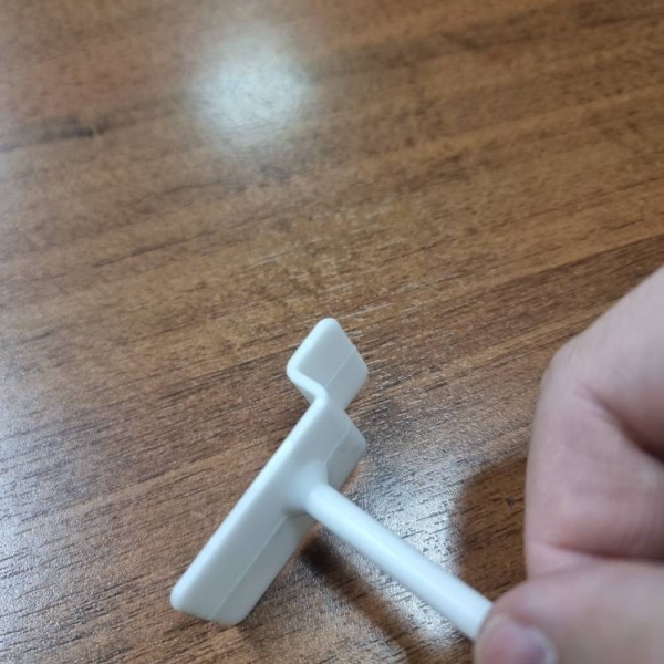 kryuchok-dlya-ekonompanelej-plastikovyj-belyj-100mm-d-6mm_02