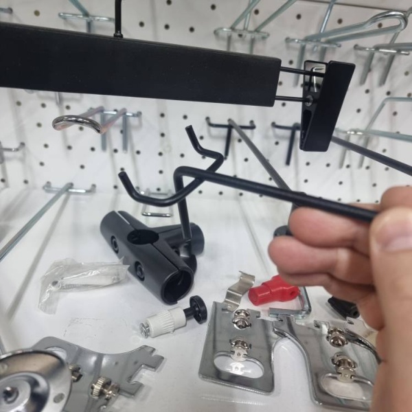 kryuchok-odinarnyj-dlya-perforacii-d-5mm-dlina-150mm-cvet-chernyj-shag-50mm_03