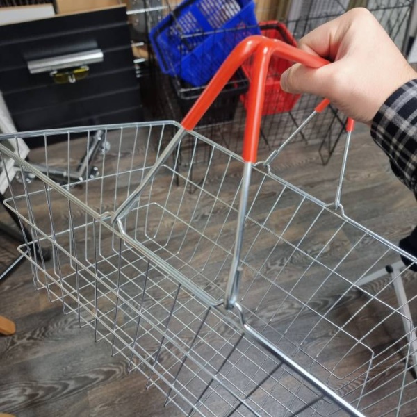 korzina-pokupatel'skaya-dlya-torgovogo-zala-obem-20-litrov-cink-krasnyj_02