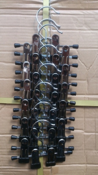 veshalka_dlya_odezhdy_s_zazhimami_A016_02